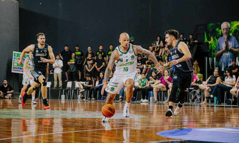 Alex Garcia marcou 24 pontos na vitória apertada do Bauru sobre Brasília na estreia do NBB