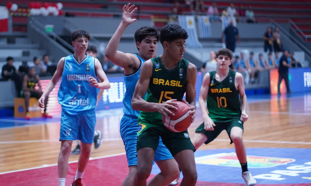 Lance do jogo entre Brasil e Uruguai no Sul-Americano Sub-15 de basquete masculino