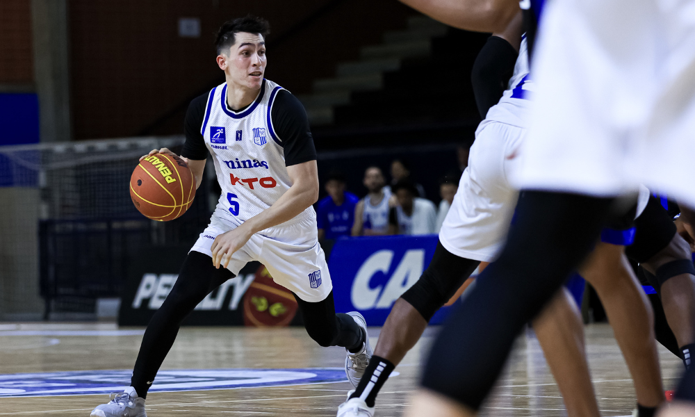 Baralle em ação no duelo entre Pinheiros e Minas pelo NBB; o Flamengo também venceu