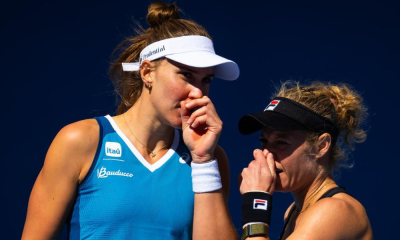 Bia Haddad Maia e Laura Siegemund conversam com a mão na boca durante jogo no WTA 1000 de Pequim