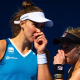 Bia Haddad Maia e Laura Siegemund conversam com a mão na boca durante jogo no WTA 1000 de Pequim