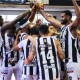 Jogadores do Botafogo comemoram vitória contra o Fortaleza Basquete Cearense no NBB