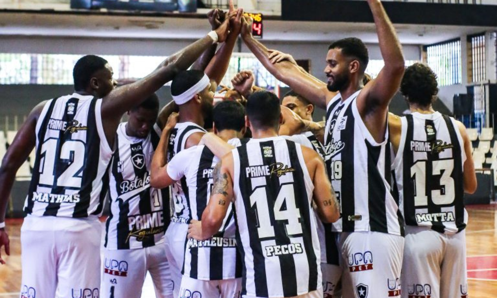 Jogadores do Botafogo comemoram vitória contra o Fortaleza Basquete Cearense no NBB