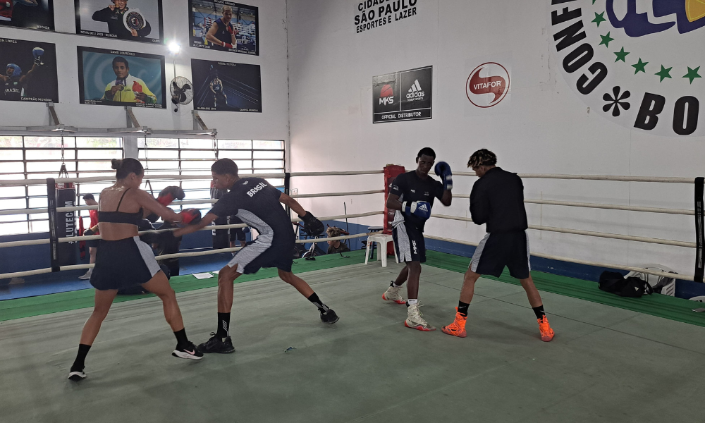 Atletas da seleção brasileira de boxe em treino antes de embarcar para o Mundial Juvenil