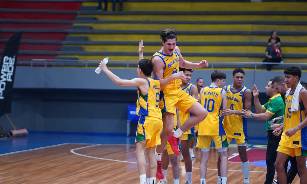 Jogadores do Brasil comemoram vitória sobre a Venezuela no Sul-Americano sub-15 de basquete masculino