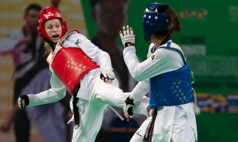 Na imagem, Maria Eduarda Jubanski, de vermelho, foi uma das que subiram no lugar mais alto do pódio para o Brasil.