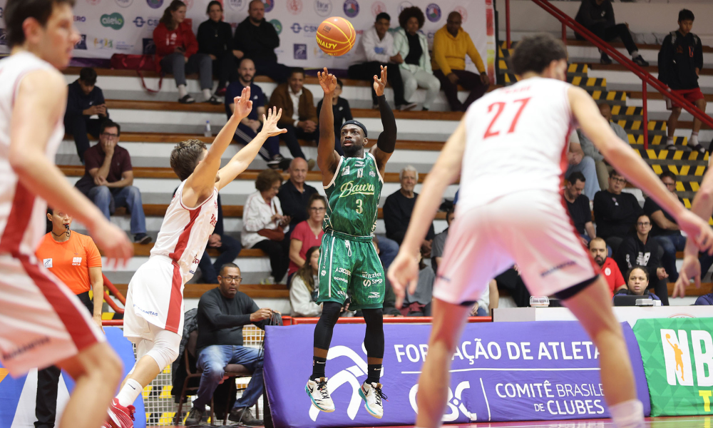 Brite arremessa enquanto é marcado por Crescenzi em duelo entre Paulistano e Bauru no NBB