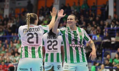 Jogadoras do Hungaria comemorando um gol contra o Gloria pela Champions League feminina de handebol