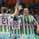 Jogadoras do Hungaria comemorando um gol contra o Gloria pela Champions League feminina de handebol