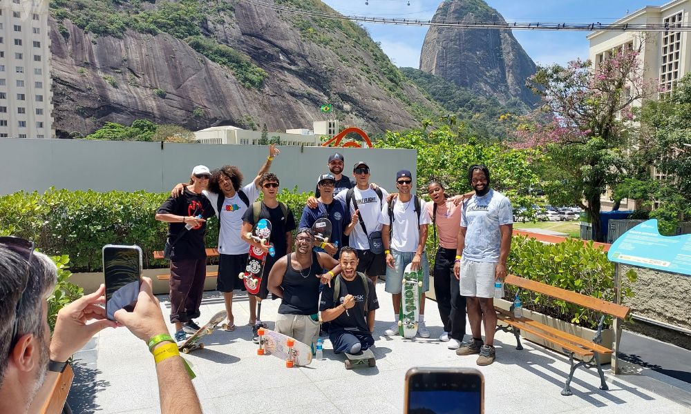 Os skatistas reunidos para o mini tour do Pão de Açúcar do STU