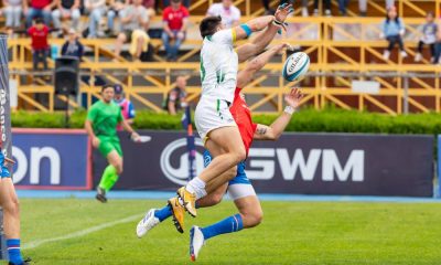 Jogador brasileiro de rúgbi disputando a bola contra o Chile