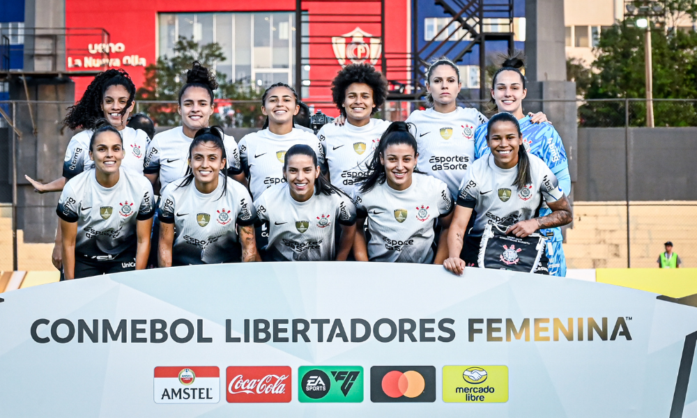 Time do Corinthians pousa para foto na Libertadores Feminina; equipe enfrenta o Boca Juniors ao vivo