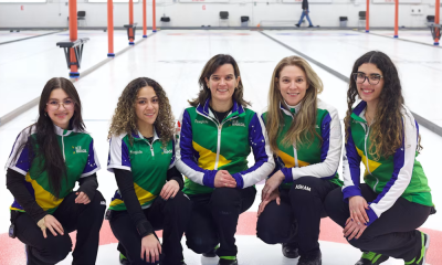 Equipe feminina do Brasil pousa para foto no Pan Continental de Curling