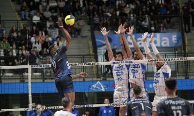 Daniel Muniz ataca contra o bloqueio na final entre Suzano e Vôlei Renata pelo Campeonato Paulista de vôlei masculino