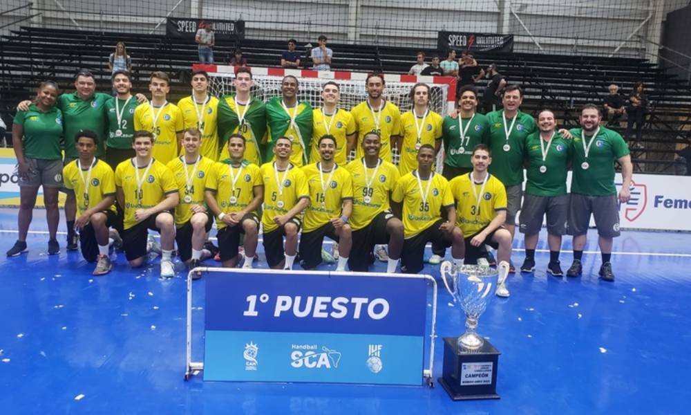 Seleção brasileira com a taça do último Sul-Centro Americano Júnior de handebol masculino, em 2022 (Divulgação/CBHb)