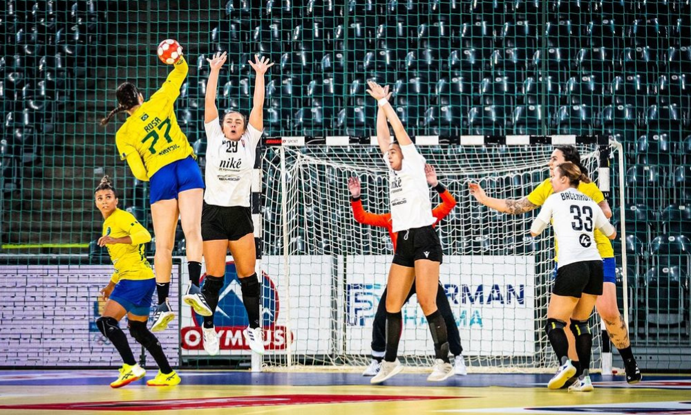 Seleção brasileira feminina de handebol em ação no Troféu Carpatian (Foto: Lavinia Gordan)