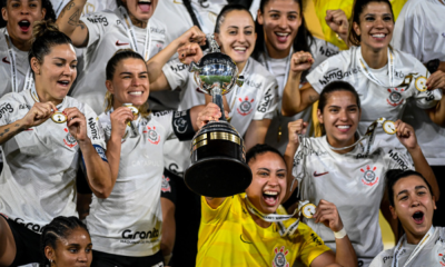 Jogadoras do Corinthians com a taça da Libertadores Feminina do ano passado (Reprodução/Meu Timão)