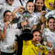 Jogadoras do Corinthians com a taça da Libertadores Feminina do ano passado (Reprodução/Meu Timão)