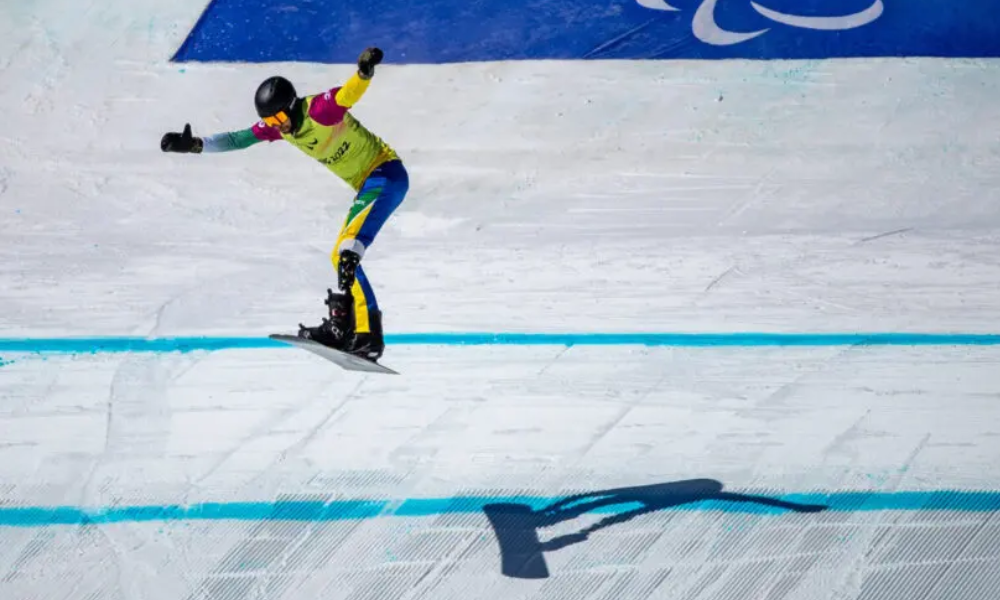 André Cintra salta durante prova de snowboard nos Jogos de Inverno de Pequim-2022 (Foto: (Alessandra Cabral/CPB)