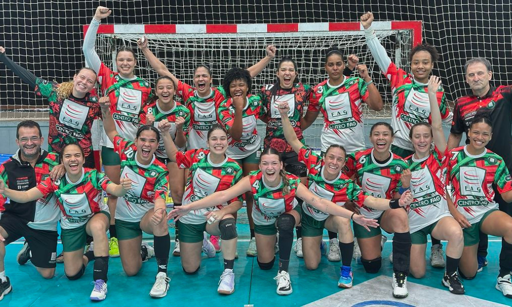 Comemoração das jogadoras do FAG/Cascavel, classificadas ao Final Four da Liga Nacional (Reprodução/Instagram/@handebolfag)