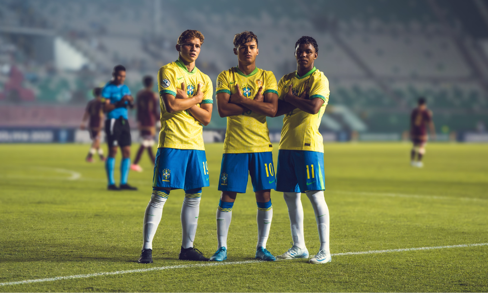 Dell, Tiago e Wesley Natã na comemoração de um dos gols do Brasil na estreia do Sul-Americano Sub-16 (Fabio Souza/CBF)