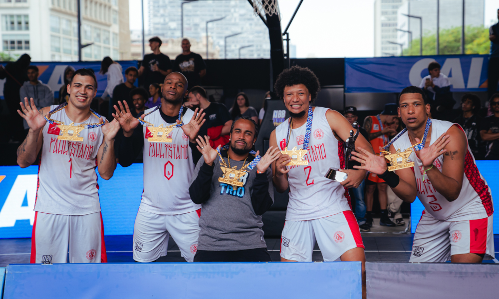 Jogadores do Paulistano celebrando o título do NBB Trio (Foto: Yuri Reuters)