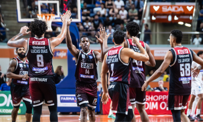 Comemoração dos jogadores do Sesi Franca no primeiro jogo da final do Paulista de basquete (Marcos Limonti/SFB)