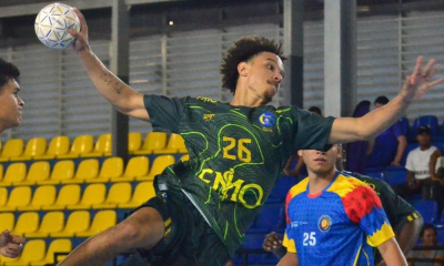 Ataque do Brasil em ação no Sul-Centro Americano Júnior de handebol (Foto: Handball SCA)