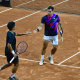 Fernando Romboli e Matías Soto se cumprimentam após irem à final do Challenger de Curitiba