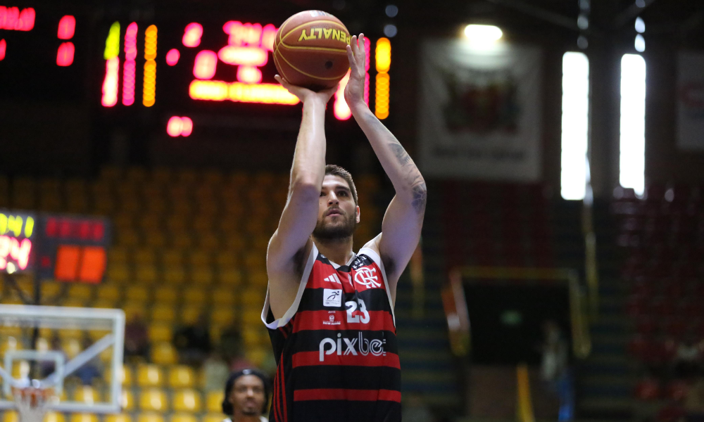 Flamengo em partida do NBB contra o Mogi Basquete