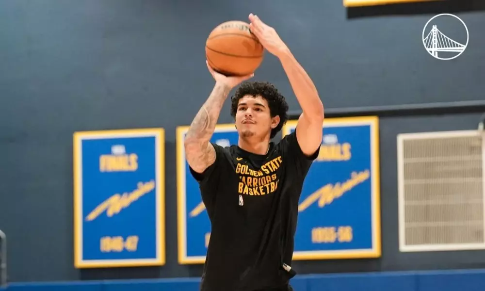 Gui Santos arremessando bola durante aquecimento do Golden State Warriors pela pré-temporada da NBA, contra o Sacramento Kings