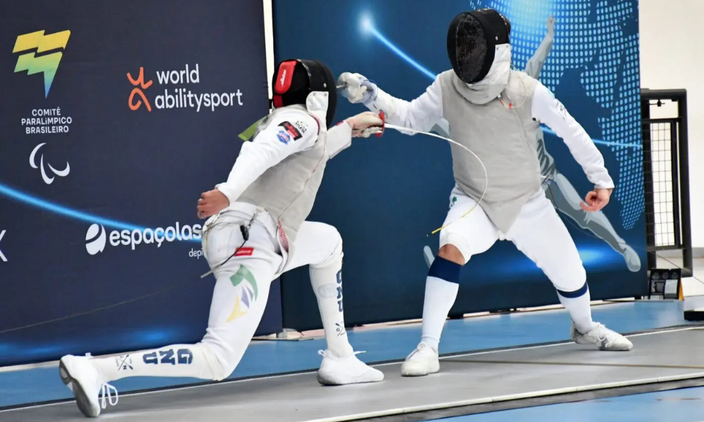 Guilherme Toldo em ação no Torneio Nacional de Campinas de esgrima; Karina Trois também ganhou