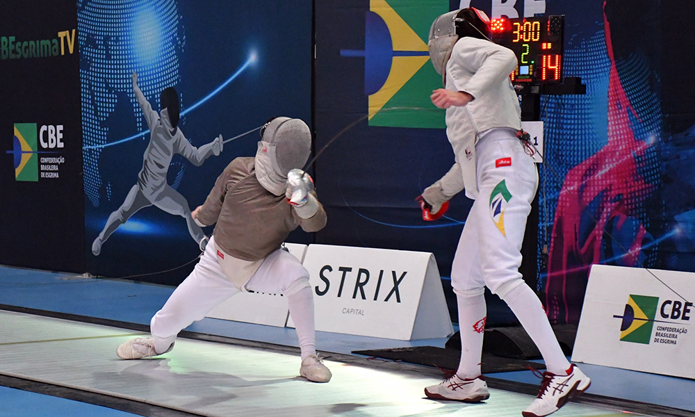 Na imagem, Henrique Garrigós (esq.) e Renato Saliba (dir.), na decisão do sabre masculino.