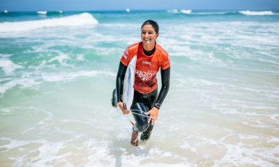 Luana Silva com a prancha na mão e saindo do mar na etapa de Saquarema da WSL; ela e Sophia Medina avançaram