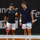 Marcelo Zormann e Felipe Meligeni conversam durante partida de duplas do Challenger de Curitiba