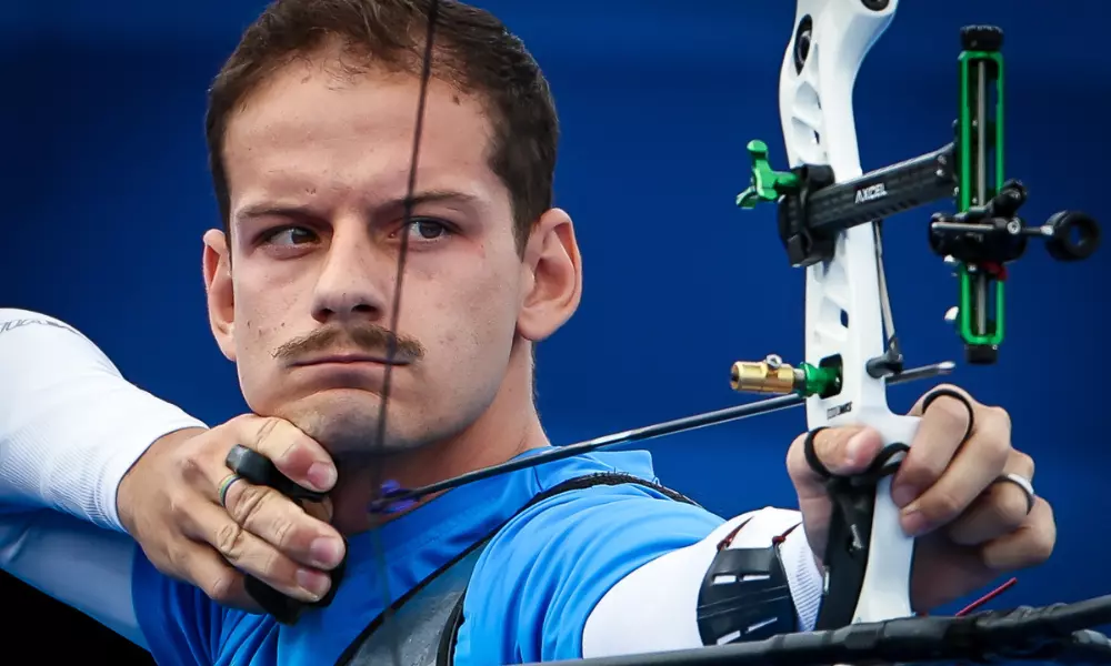 Marcus D'Almeida disparando no tiro com arco; ele caiu no ranking mundial