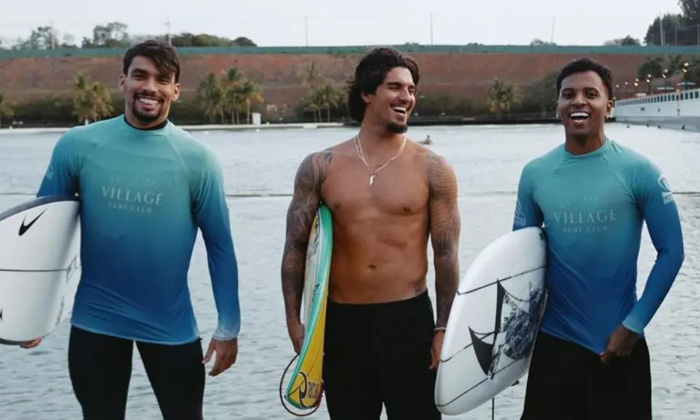 Gabriel Medina e jogadores do Brasil