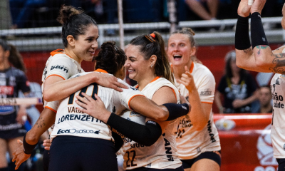 Jogadoras de Osasco comemoram ponto no jogo contra o Sesi Bauru no Paulista de vôlei feminino