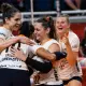 Jogadoras de Osasco comemoram ponto no jogo contra o Sesi Bauru no Paulista de vôlei feminino