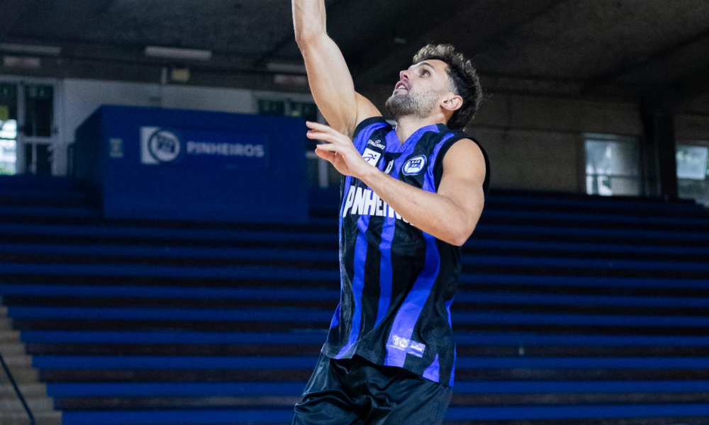 Raulzinho durante treino no Pinheiros em apresentação. Ele jogará o NBB após oito anos na NBA