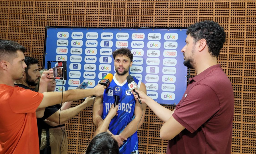 Raulzinho durante entrevista coletiva em sua apresentação no Pinheiros