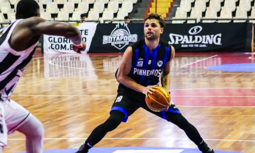 Raulzinho em ação em partida do Pinheiros pelo NBB; ele será poupado contra o Minas