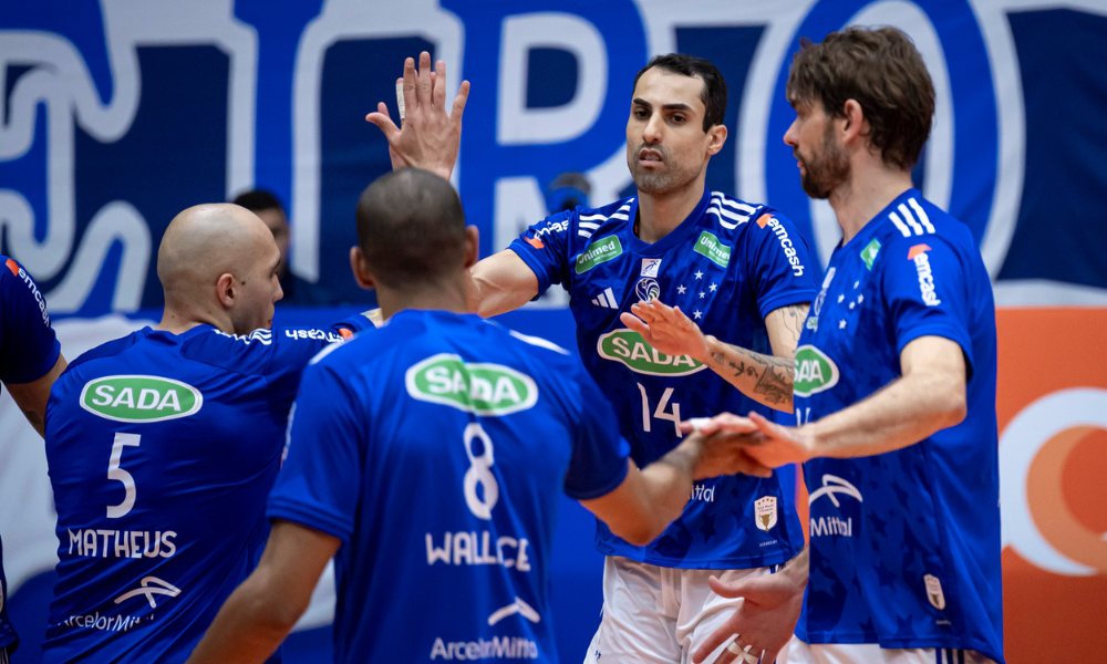 Jogadores do Sada Cruzeiro comemoram vitória sobre o Itambé Minas na Superliga de vôlei masculino