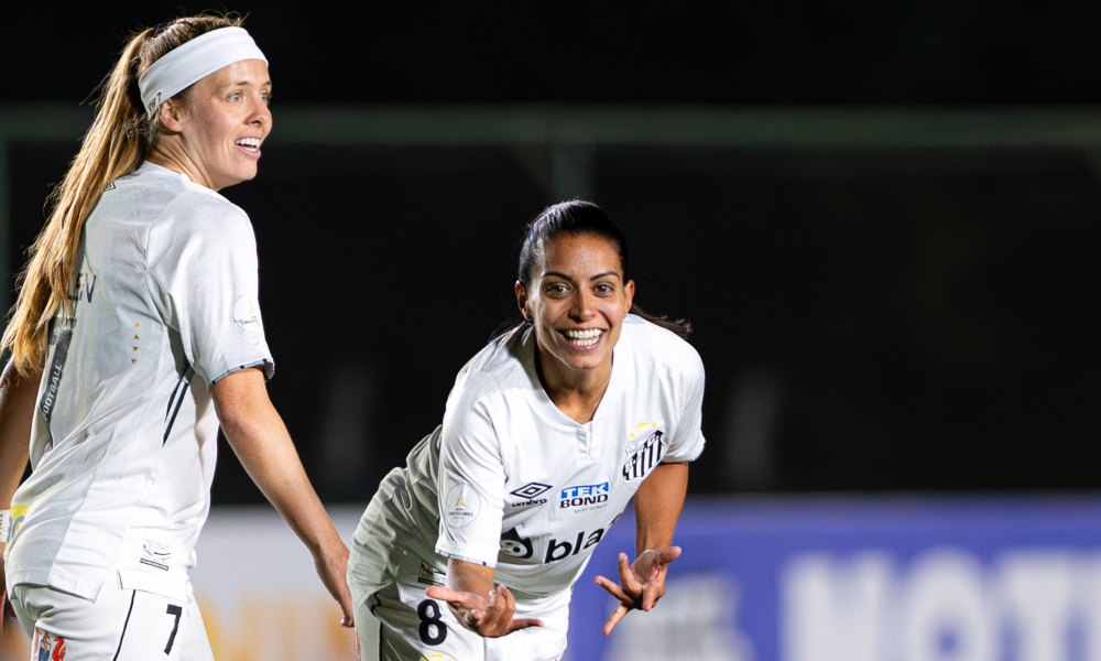 Jogadoras do Santos comemoram gol na Libertadores Feminina; elas vão enfrentar o Colo-Colo ao vivo