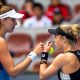 Bia Haddad Maia e Laura Siegemund conversam durante jogo no WTA 1000 de Pequim