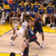 Frame da lesão de Stephen Curry. Gui Santos assiste do banco de reservas, na NBA, Warriors