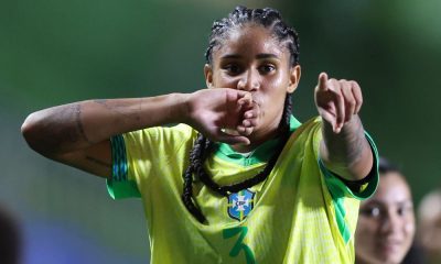 Tarciane comemora o gol marcado no empate de 1 a 1 entre Brasil e Colômbia em amistoso de futebol femininom disputado em Vitória