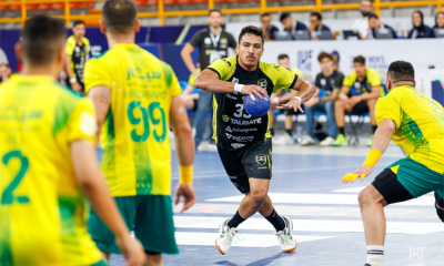 Jogador do Taubaté segura a bola enquanto é marcado por três atletas do Al Khaleej no Mundial de Clubes de handebol masculino