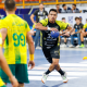 Jogador do Taubaté segura a bola enquanto é marcado por três atletas do Al Khaleej no Mundial de Clubes de handebol masculino