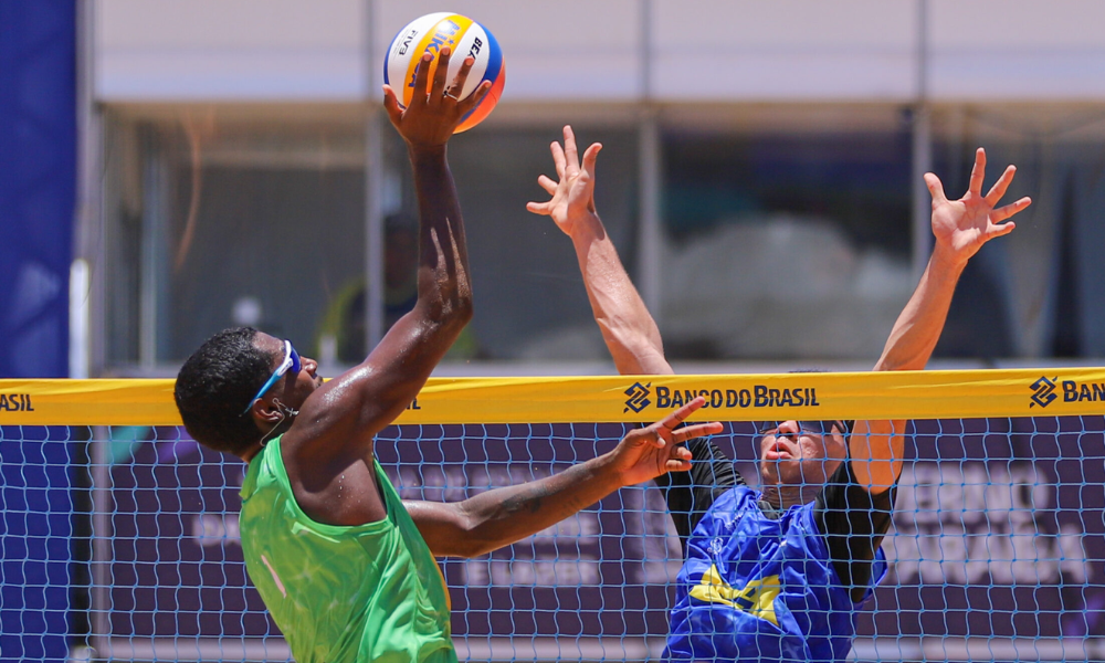 Lance de jogo em partida do Aberto de João Pessoa no circuito brasileiro de vôlei de praia